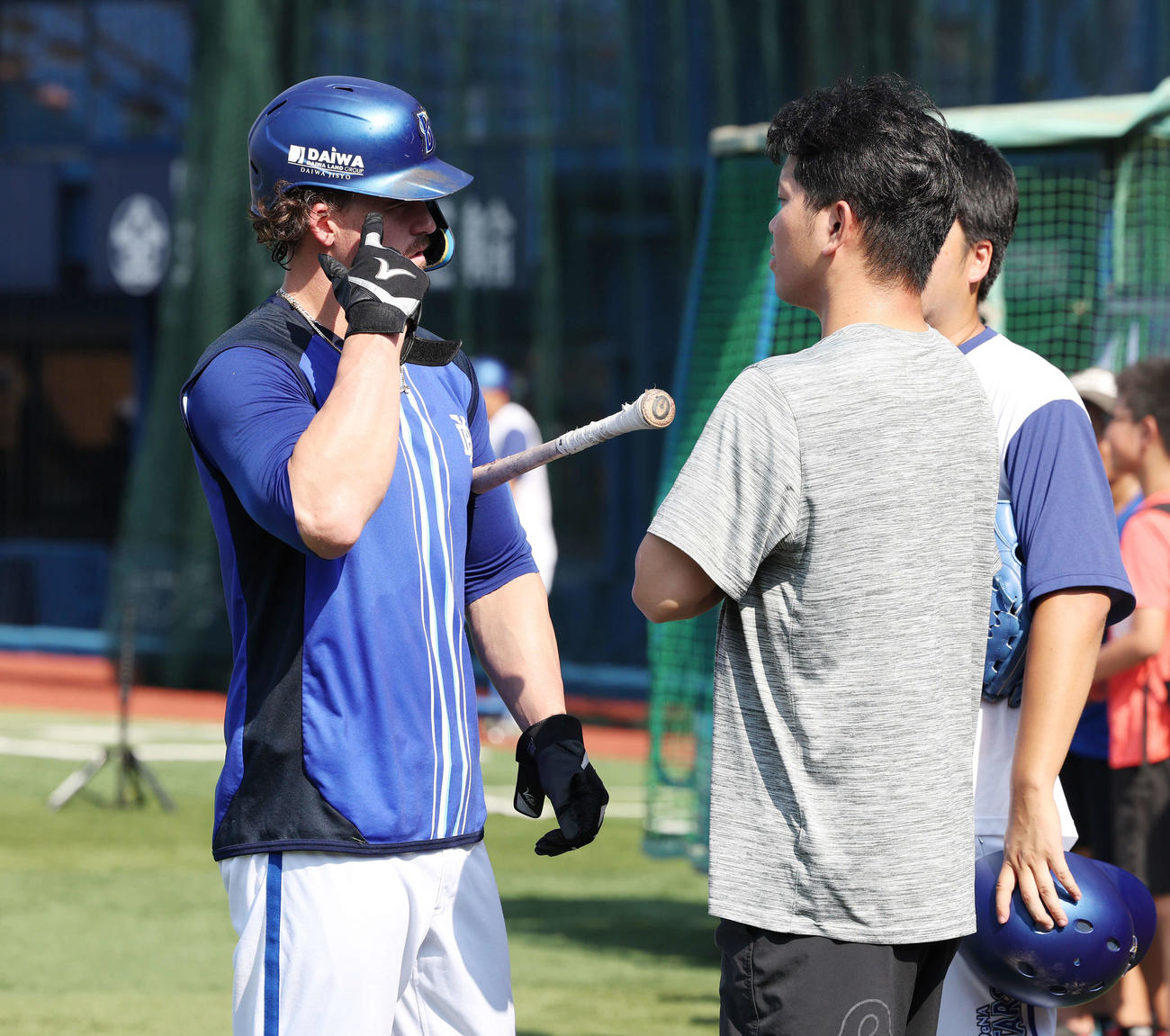 DeNA対巨人　試合前、昨日死球を受けた巨人大城卓（右）を心配するDeNAオースティン（撮影・宮地輝）