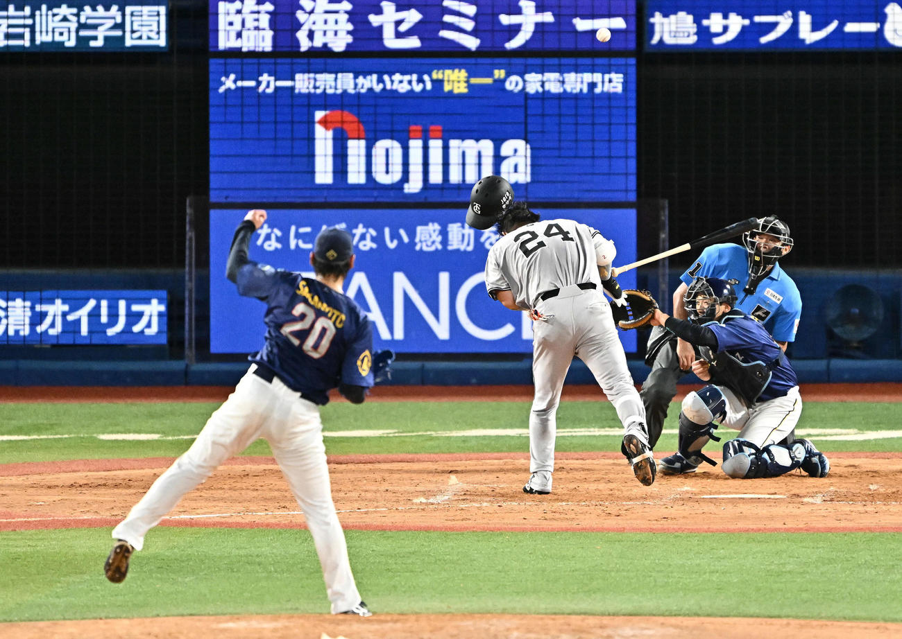 DeNA対巨人　9回表巨人2死一、二塁、大城卓は死球を受ける。投手坂本（撮影・滝沢徹郎）