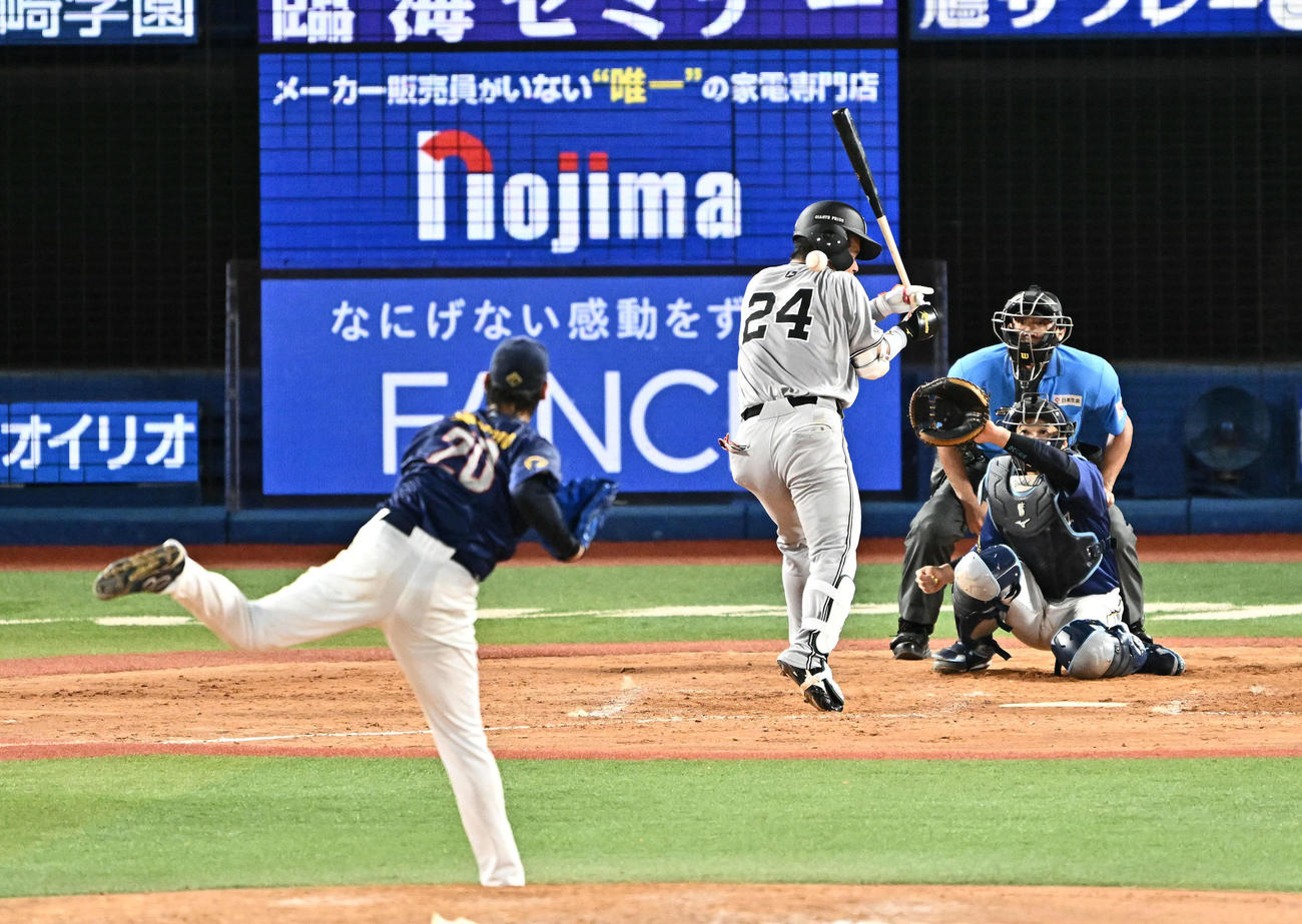 DeNA対巨人　9回表巨人2死一、二塁、大城卓は死球を受ける。投手坂本（撮影・滝沢徹郎）