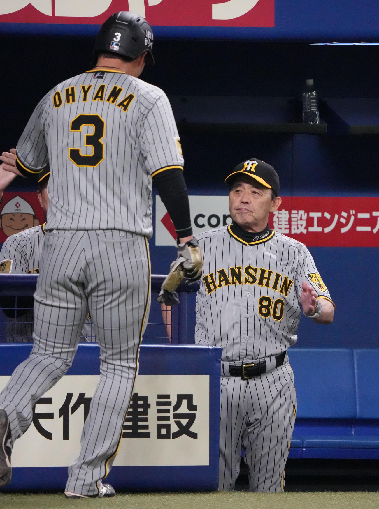 中日対阪神　8回表阪神2死一塁、前川の右適時二塁打で生還した大山を迎える岡田監督（右）（撮影・森本幸一）