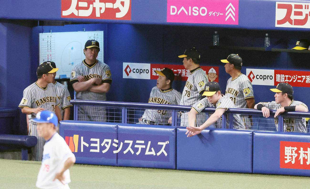 中日対阪神　4回裏中日無死満塁、2番手で登板した伊藤将が安打と四球で満塁とし、ベンチで帽子を取りながらコーチ陣と話す岡田監督（撮影・加藤哉）