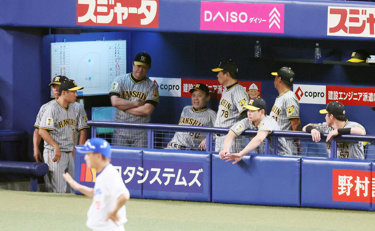 中日対阪神　4回裏中日無死満塁、2番手で登板した伊藤将が安打と四球で満塁とし、ベンチで帽子を取りながらコーチ陣と話す岡田監督（撮影・加藤哉）