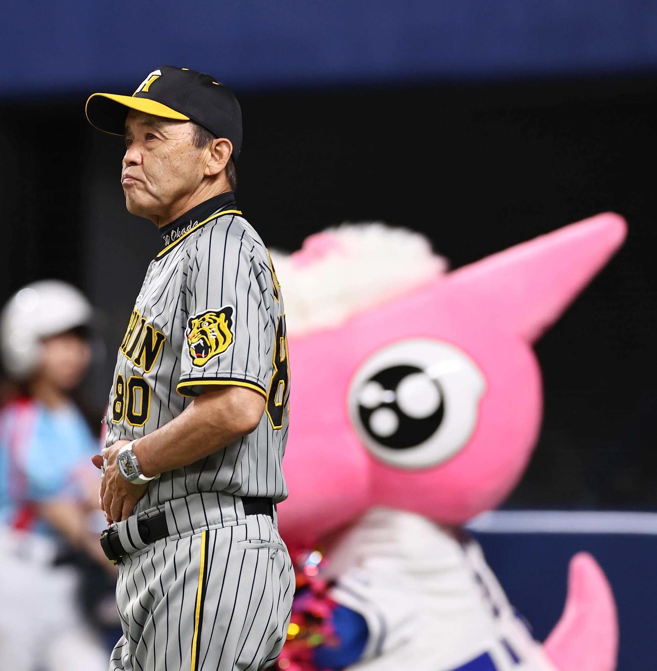 中日対阪神　選手交代を告げる岡田監督（撮影・上田博志）
