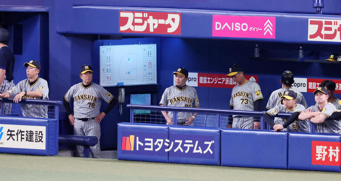 中日対阪神　中日に敗れベンチから引き揚げる岡田監督（撮影・加藤哉）