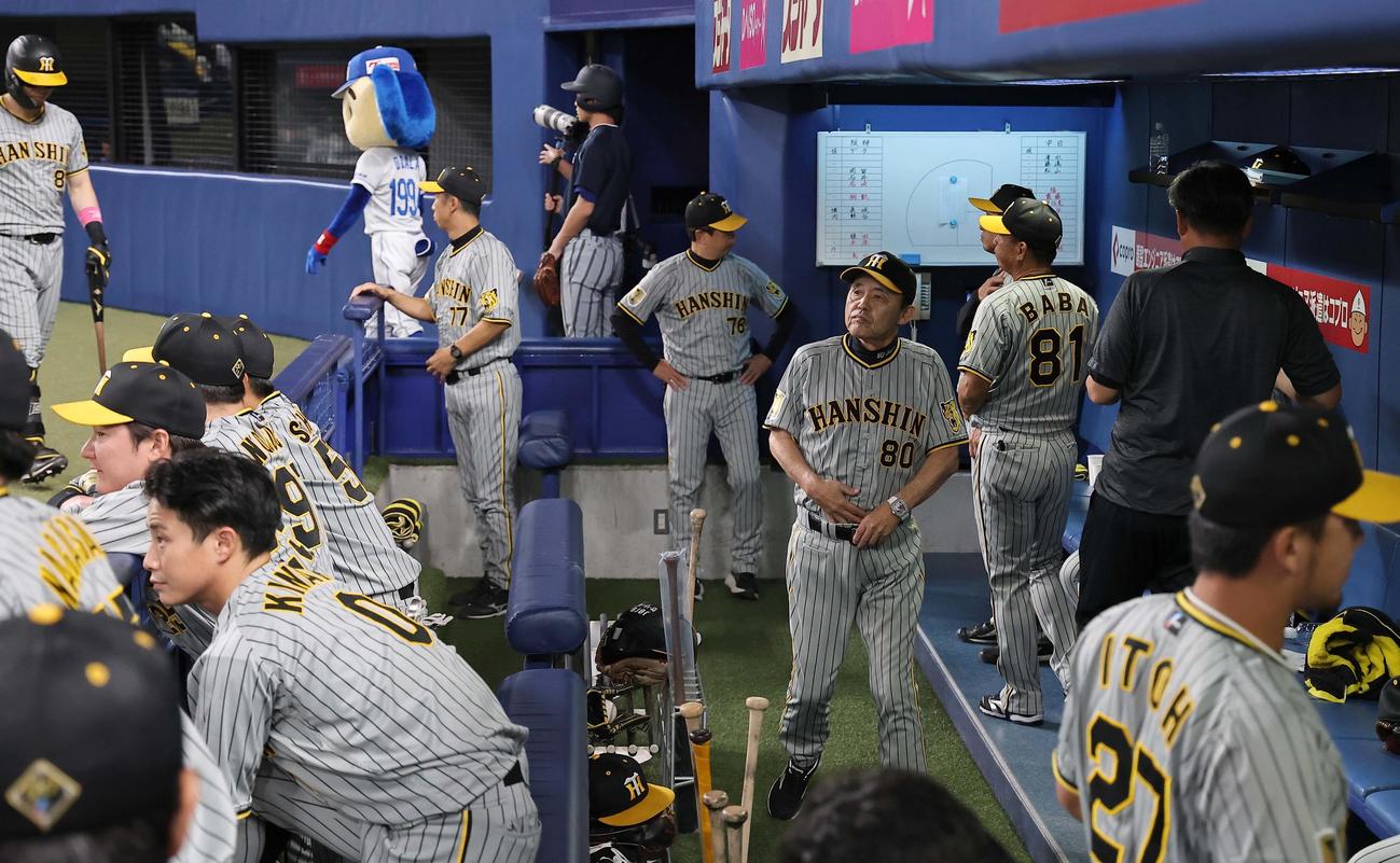 中日対阪神　中日に敗れた岡田監督（中央）はベンチから引き揚げる（撮影・上田博志）