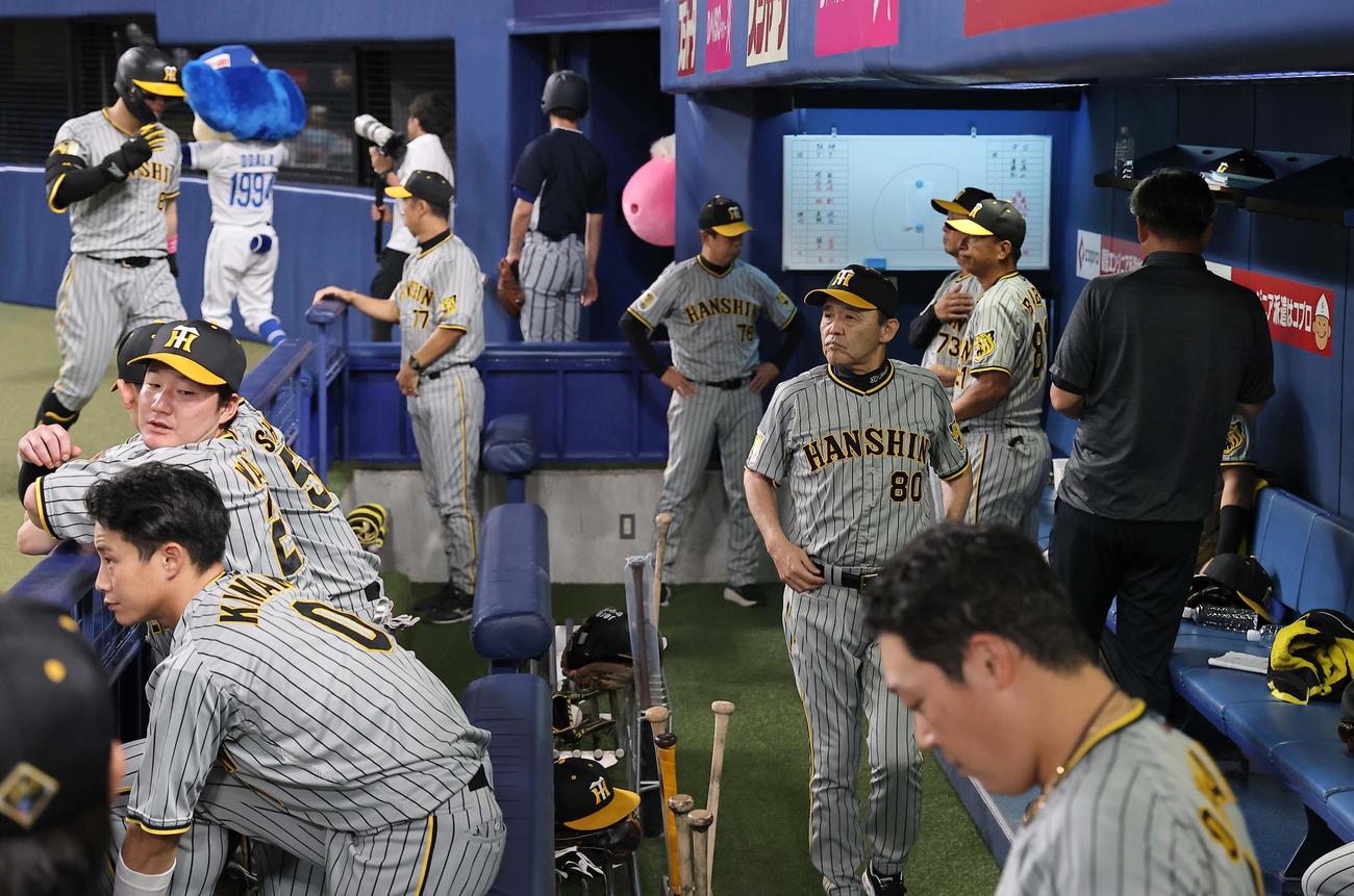 中日対阪神　中日に敗れた岡田監督（中央）はベンチを引き揚げる（撮影・上田博志）
