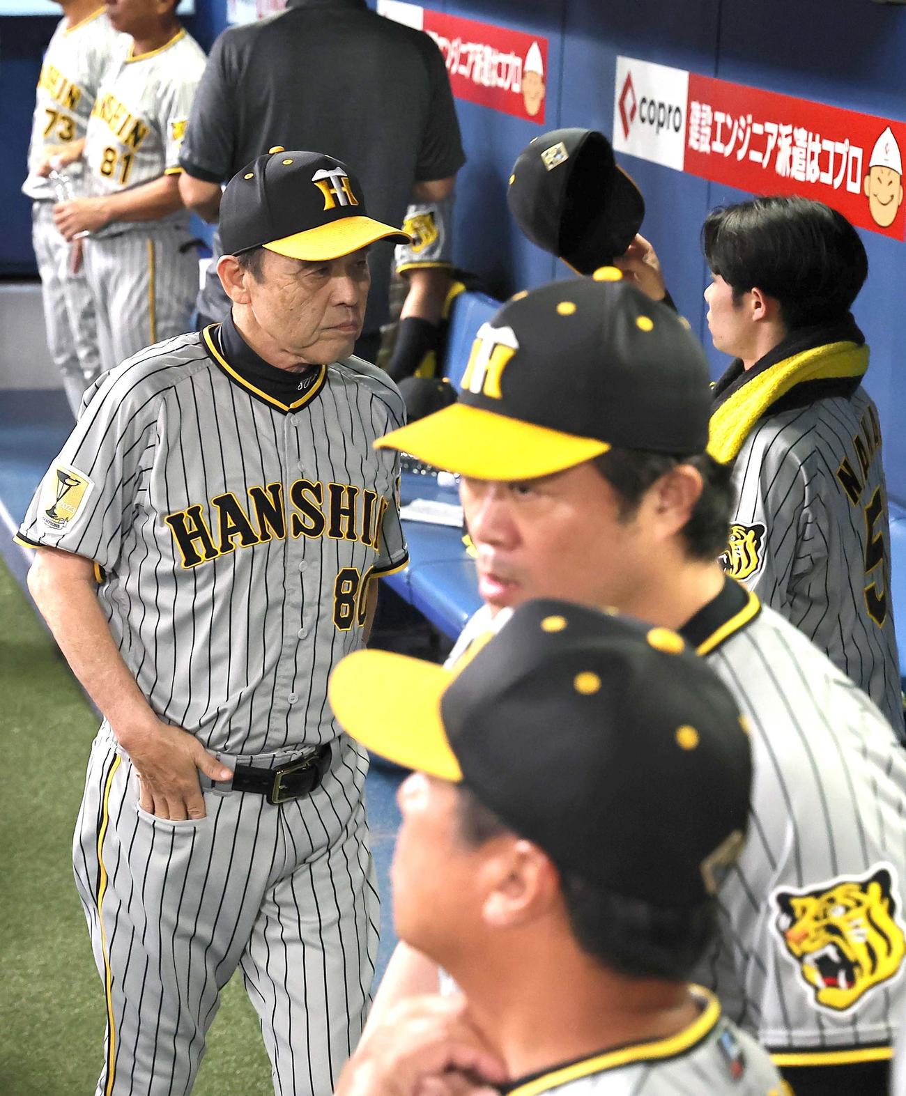 中日対阪神　中日に敗れた岡田監督はベンチから引き揚げる。手前から2人目は安藤投手コーチ（撮影・上田博志）