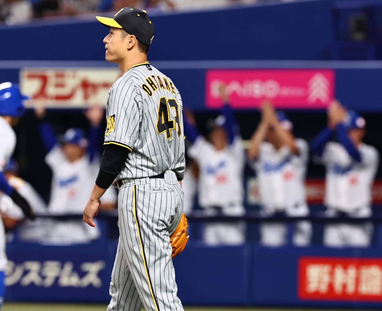 中日対阪神　3回裏中日2死一、二塁、大竹は細川に勝ち越し二塁打を浴びる（撮影・上田博志）