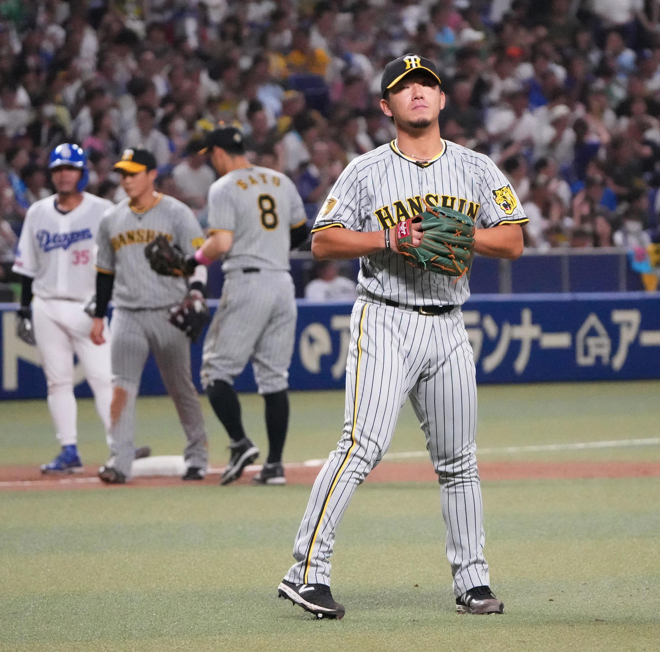 中日対阪神　4回裏中日無死満塁、大野に左前適時打を打たれた伊藤将（右）（撮影・森本幸一）