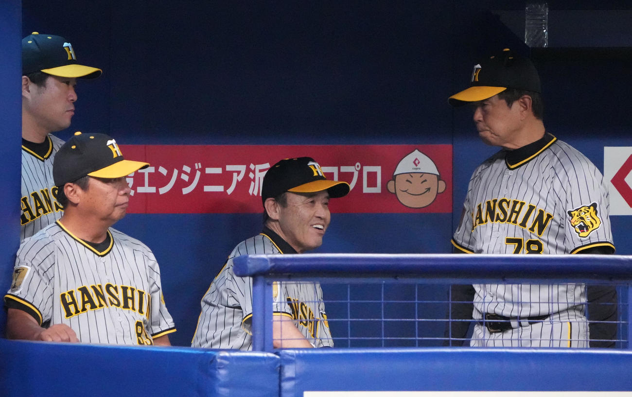 中日対阪神　3回表終了、ベンチでコーチ陣と言葉を交わす岡田監督（右から2人目）（撮影・森本幸一）