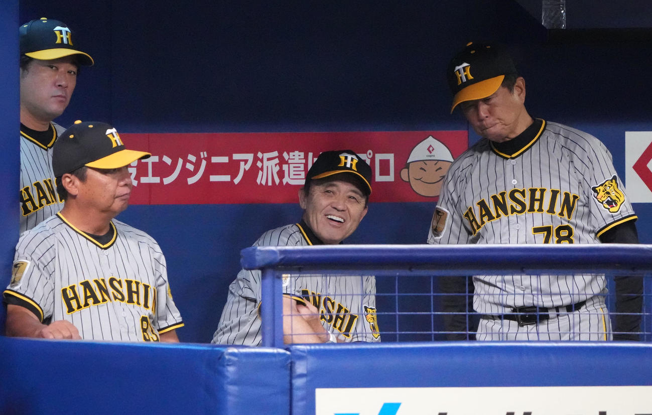 中日対阪神　3回表終了、ベンチでコーチ陣と言葉を交わす岡田監督（右から2人目）（撮影・森本幸一）
