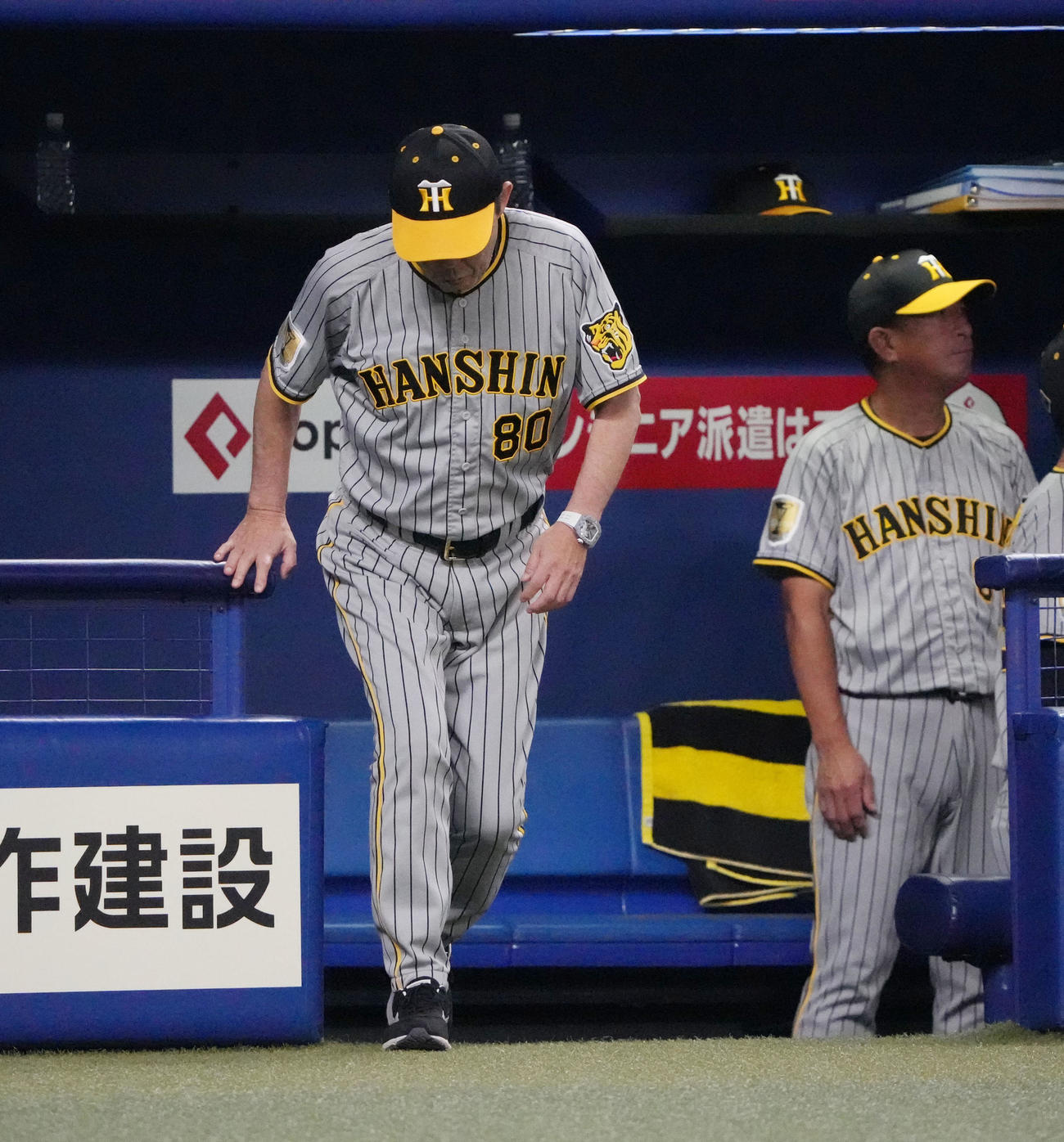 中日対阪神　4回表終了、選手交代を告げる岡田監督（左）（撮影・森本幸一）