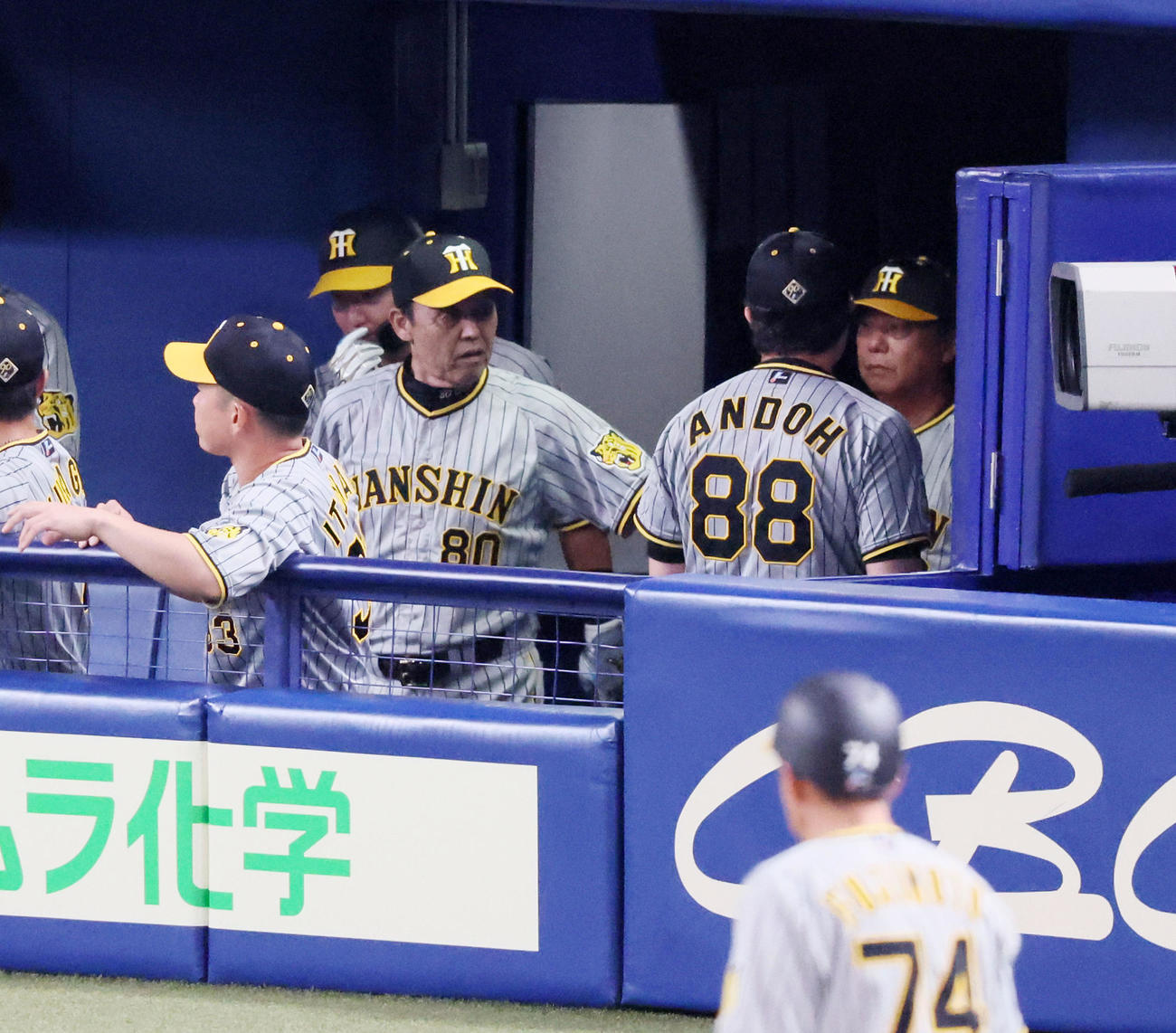 中日対阪神　4回表阪神1死一、二塁、岡田監督はベンチで安藤コーチ、嶋田コーチらと話す（撮影・加藤哉）