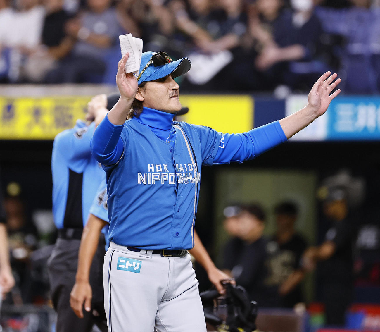 オリックス対日本ハム　メンバー表交換を終えファンに手を振る日本ハム新庄監督（撮影・藤尾明華）
