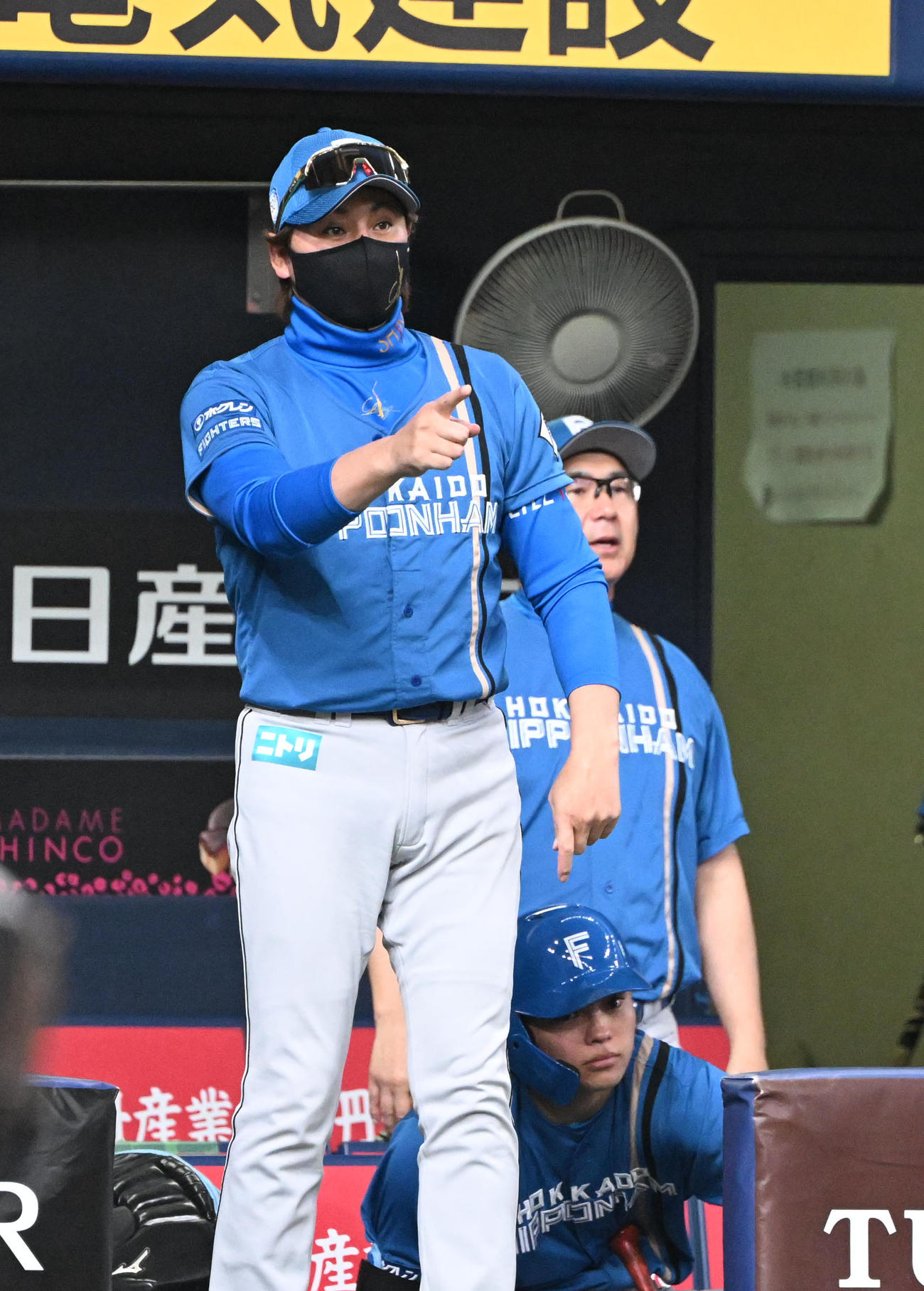 オリックス対日本ハム　6回表日本ハム1死一、二塁、代走を告げる日本ハム新庄監督（撮影・和賀正仁）