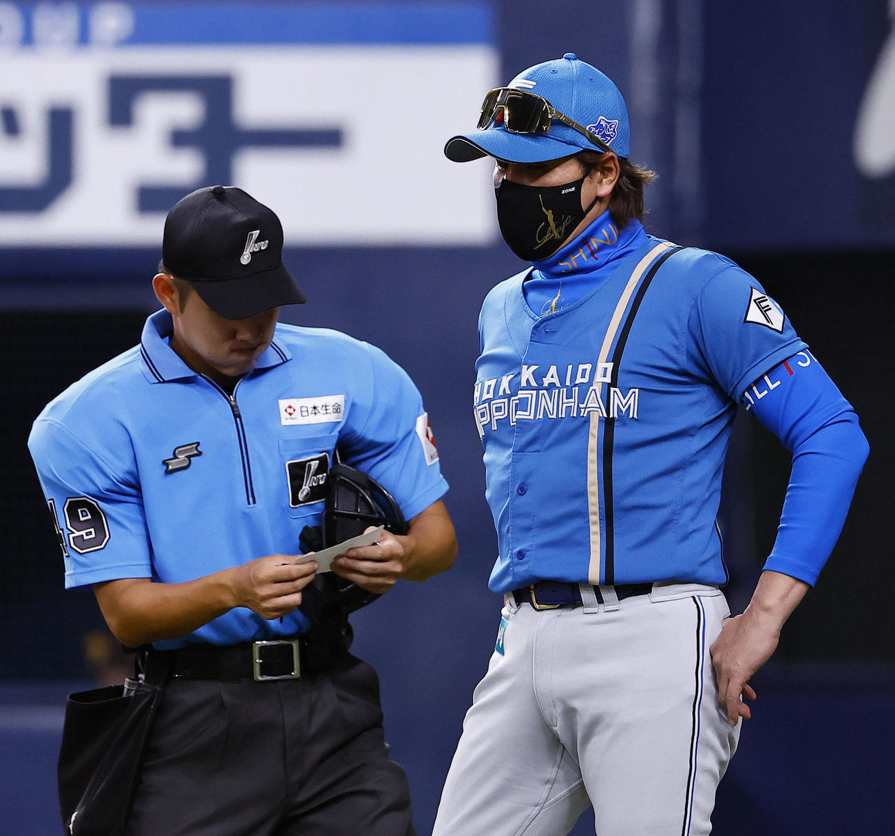 オリックス対日本ハム　6回裏オリックス1死、投手交代を告げる新庄監藤（撮影・藤尾明華）