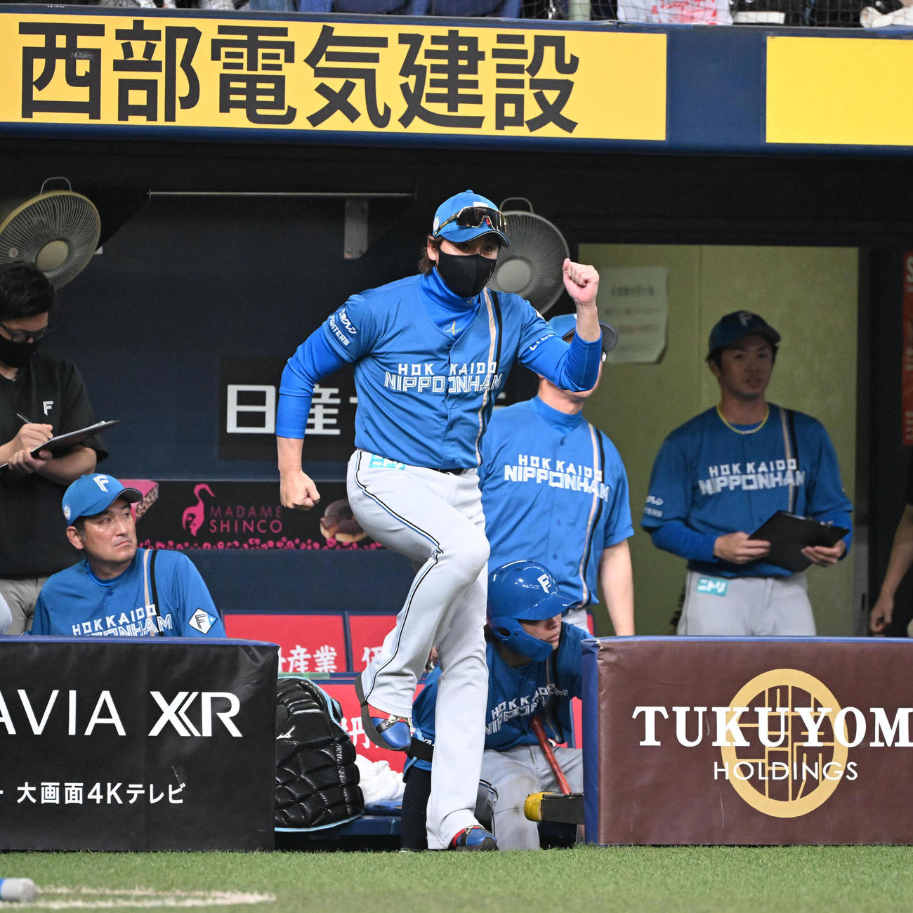 オリックス対日本ハム　6回表日本ハム1死一、二塁、代走を告げる日本ハム新庄監督（撮影・和賀正仁）