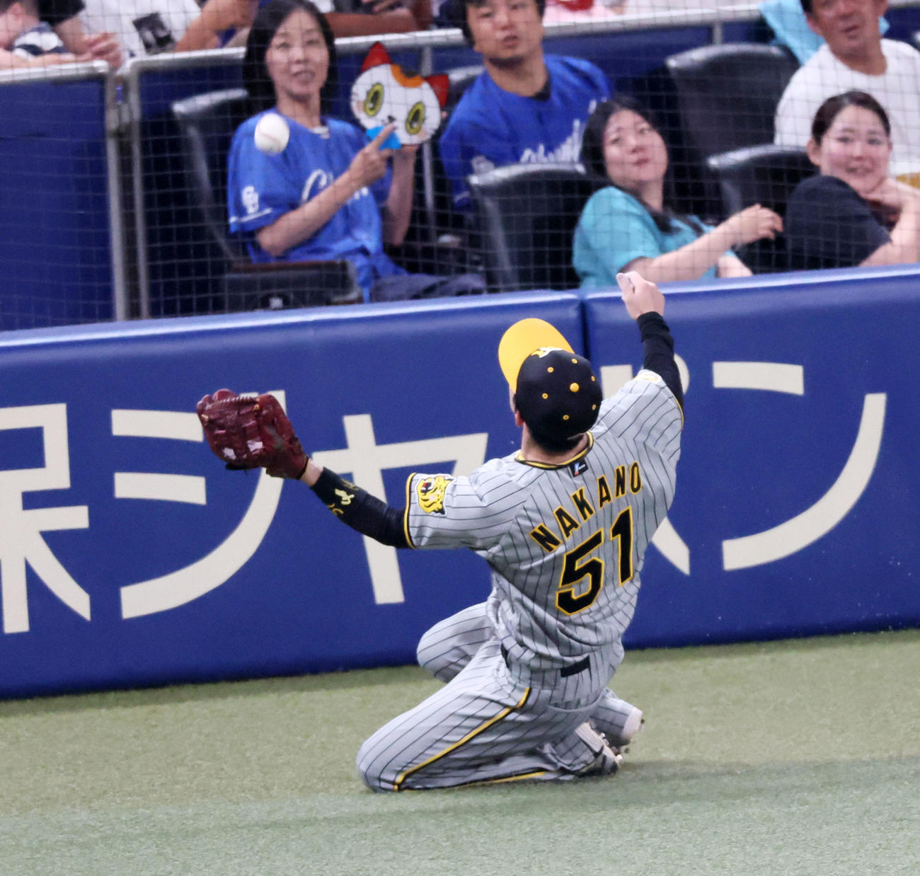 中日対阪神　8回裏中日1死一塁、中野は細川の邪飛を好捕（撮影・加藤哉）