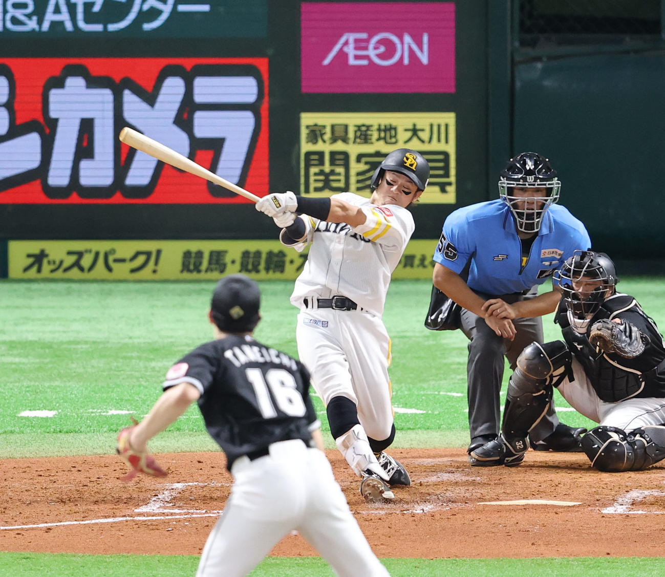 ソフトバンク対ロッテ　5回裏ソフトバンク1死、牧原大は右越えに先制本塁打を放つ（撮影・梅根麻紀）