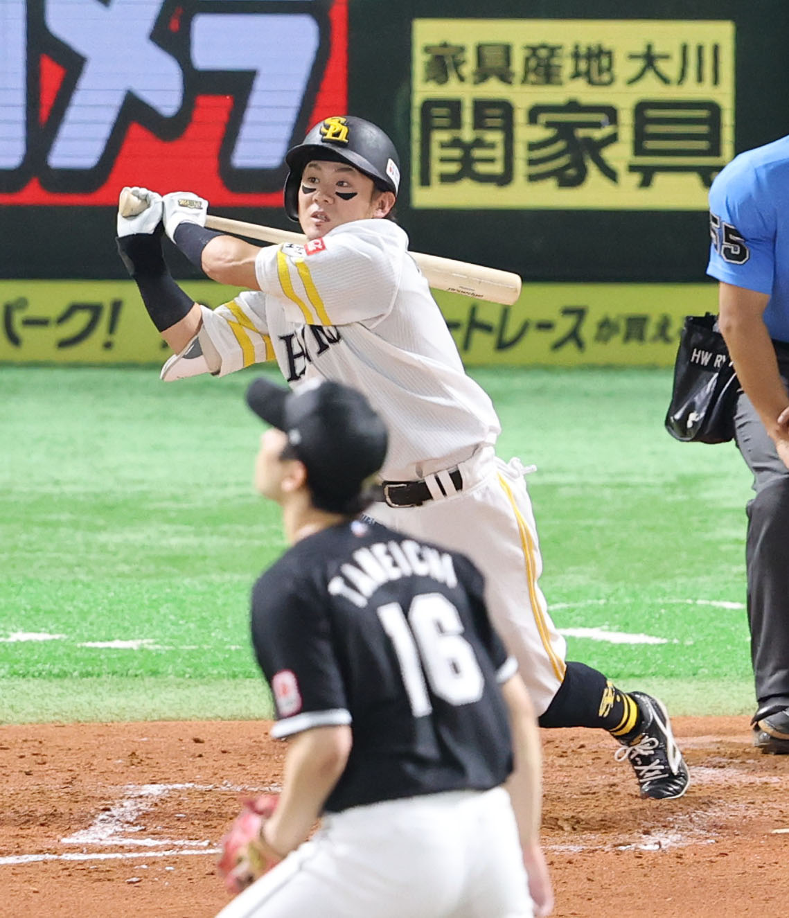 ソフトバンク対ロッテ　5回裏ソフトバンク1死、牧原大は右越えに先制本塁打を放つ（撮影・梅根麻紀）