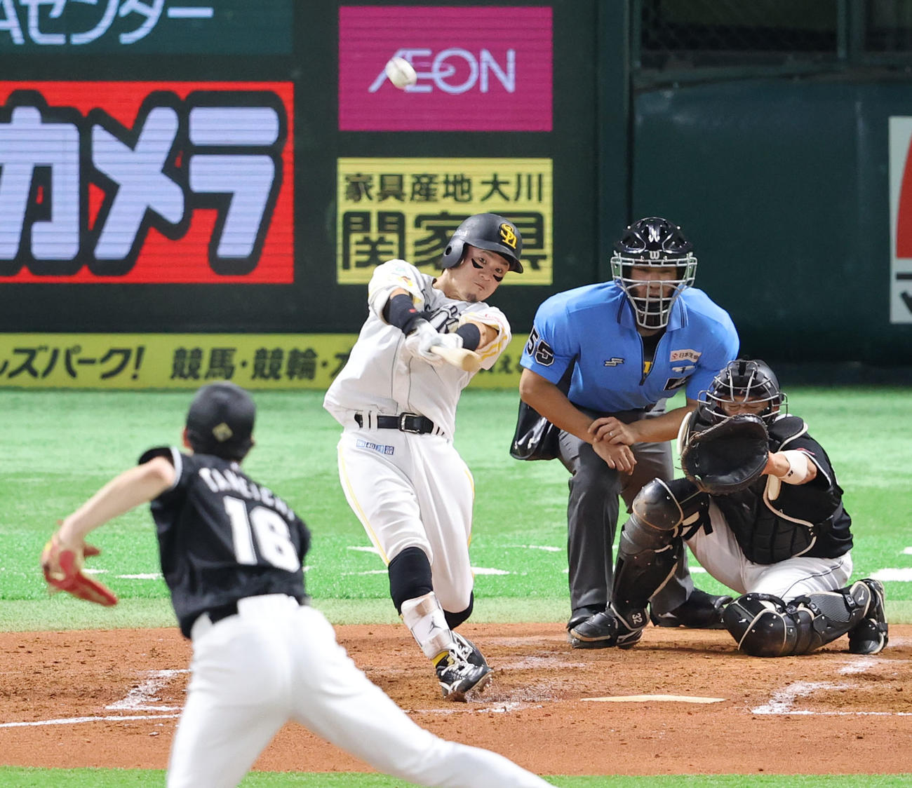 ソフトバンク対ロッテ　5回裏ソフトバンク1死、牧原大は右越えに先制本塁打を放つ（撮影・梅根麻紀）