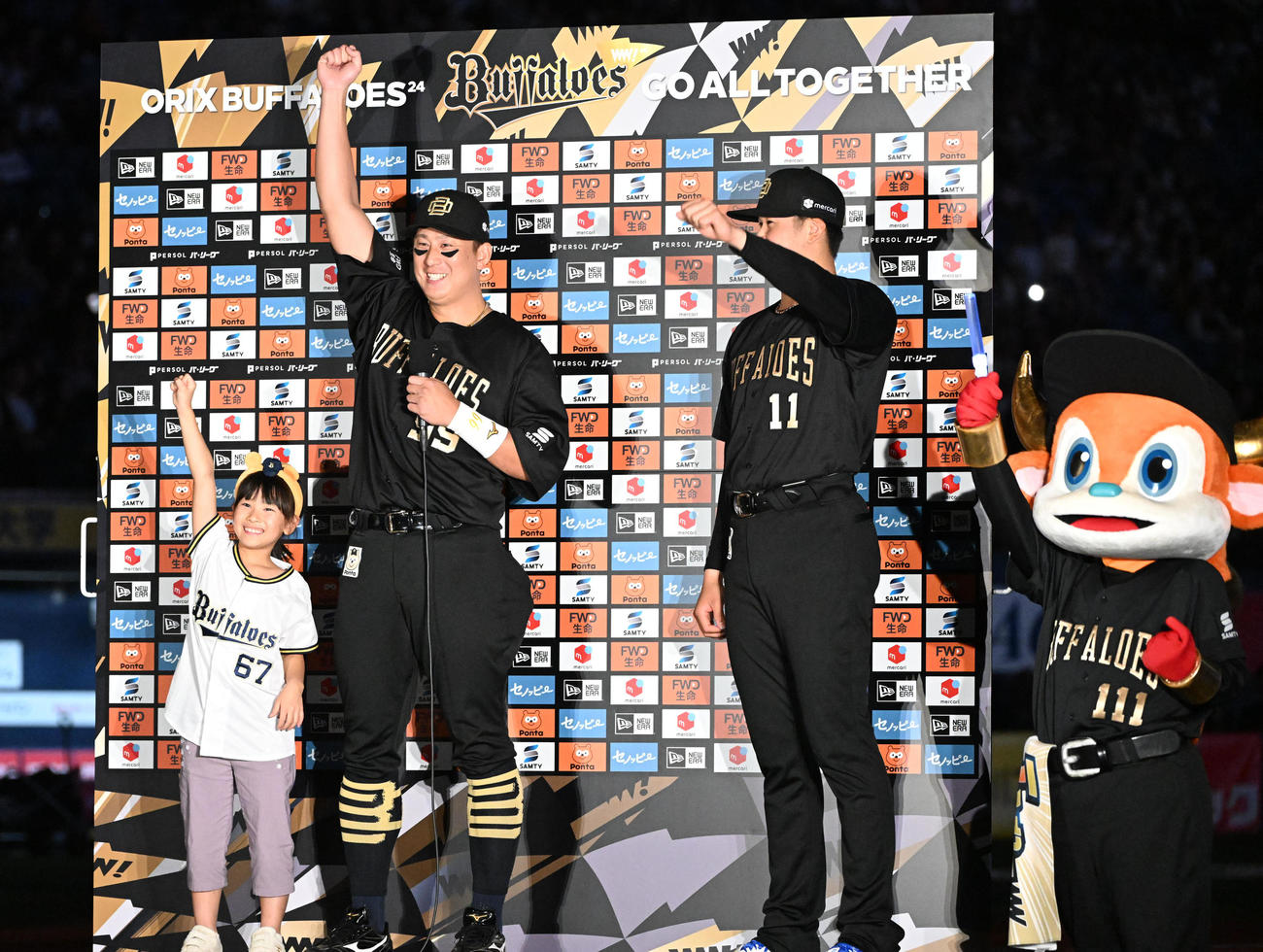 オリックス対日本ハム　インタビューのアシスタントとともに昇天ポーズで喜びを表す山下（右）と杉本（撮影・和賀正仁）