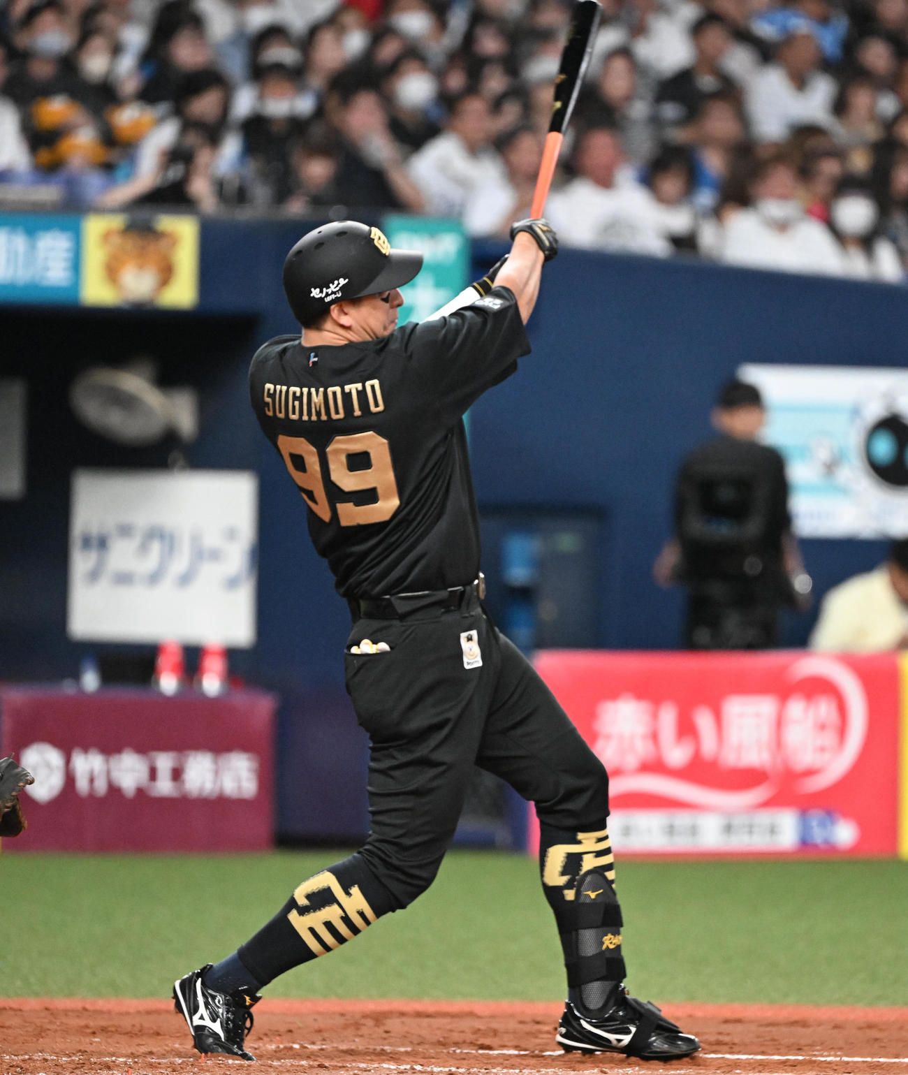 オリックス対日本ハム　2回裏オリックス2死、中越えソロ本塁打を放つ杉本（撮影・和賀正仁）