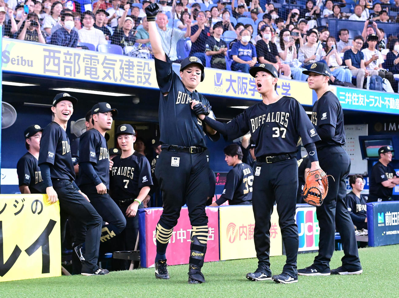 オリックス対日本ハム　2回裏オリックス2死、中越えソロ本塁打を放った杉本はベンチ前で昇天ポーズ（撮影・和賀正仁）