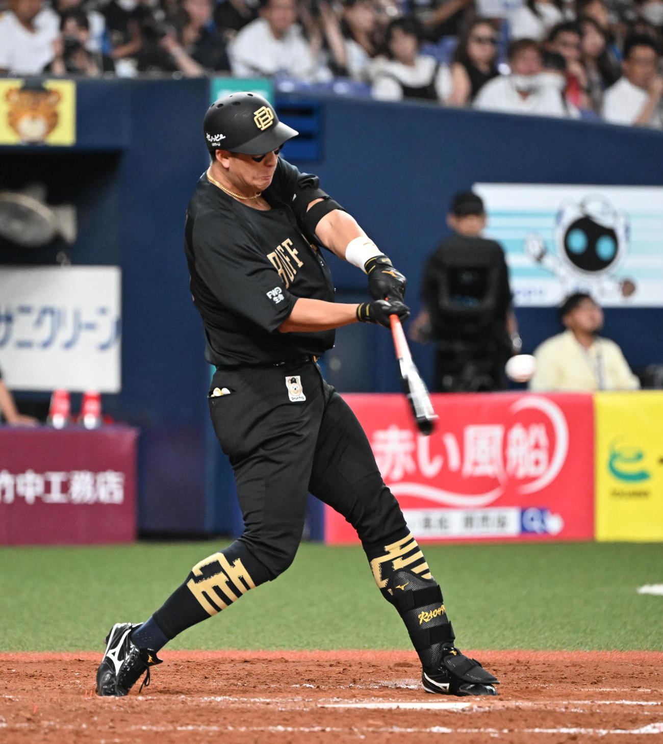 オリックス対日本ハム　4回裏オリックス1死一、二塁、左越えに勝ち越し3点本塁打を放つ杉本（撮影・和賀正仁）