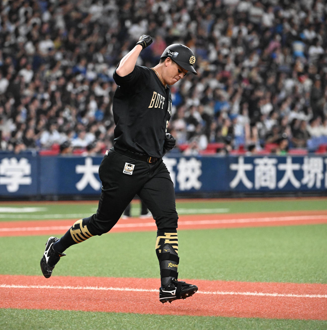 オリックス対日本ハム　4回裏オリックス1死一、二塁、左越えに勝ち越し3点本塁打を放った杉本はガッツポーズ（撮影・和賀正仁）