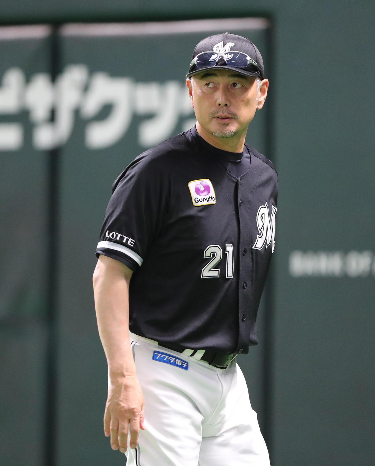 ソフトバンク対ロッテ　投手交代を告げた吉井監督（撮影・鬼束羽瑠菜）