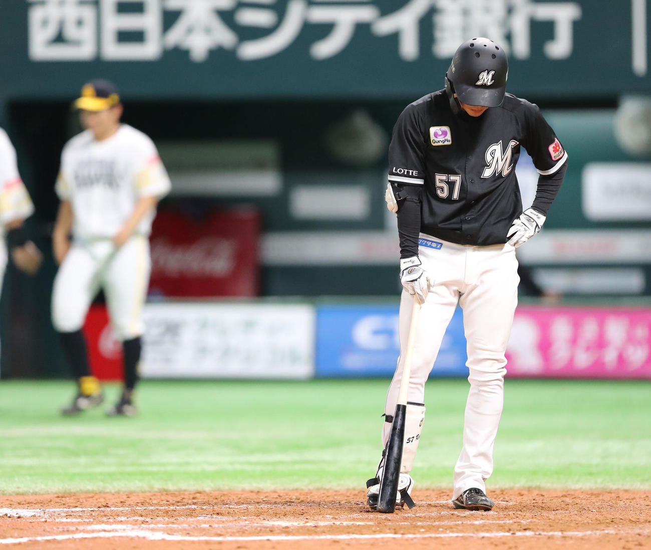 ソフトバンク対ロッテ　9回表ロッテ2死満塁、小川は空振り三振に倒れる（撮影・鬼束羽瑠菜）