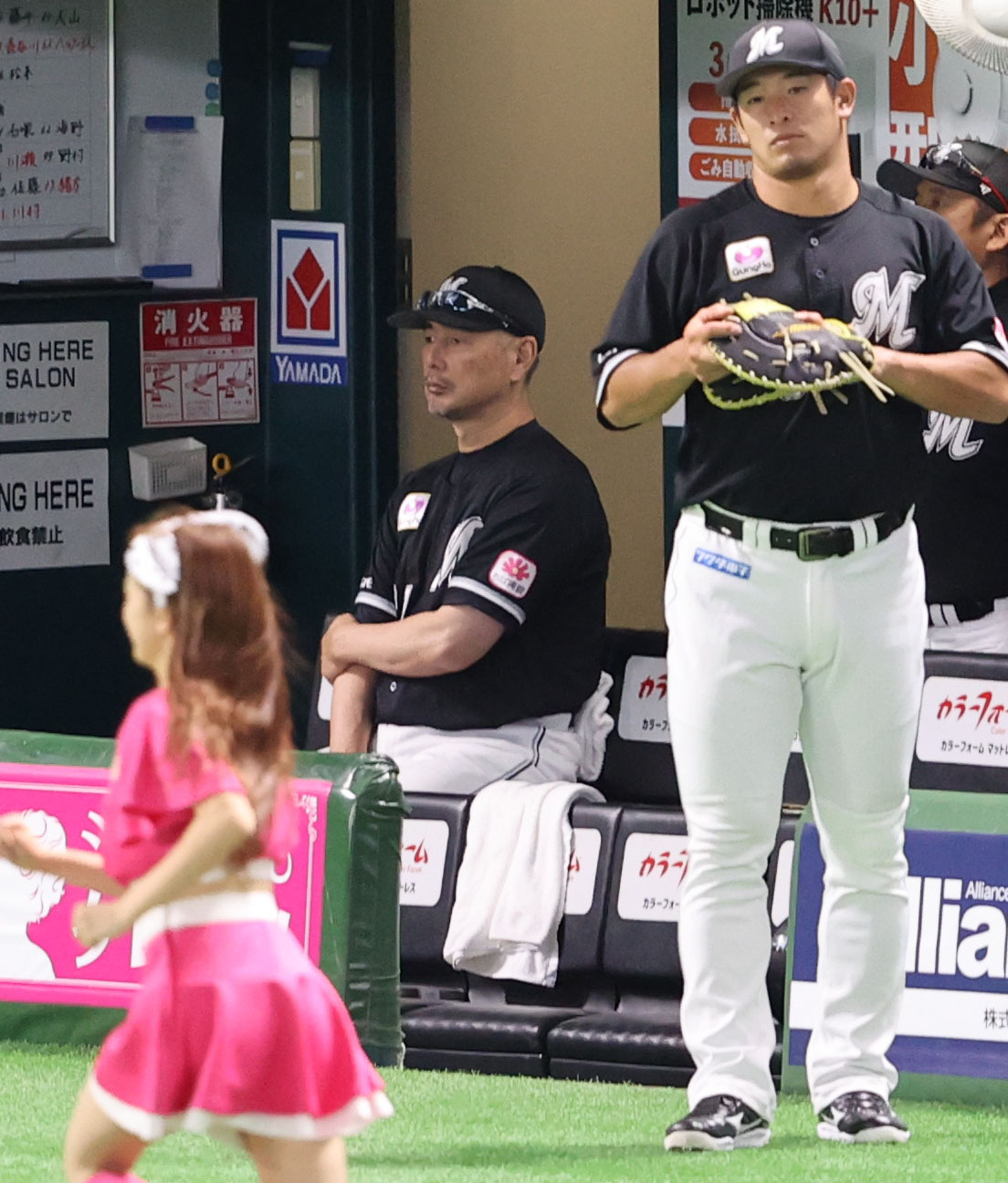 ソフトバンク対ロッテ　ベンチで試合が再開するのを待つ吉井監督（撮影・梅根麻紀）