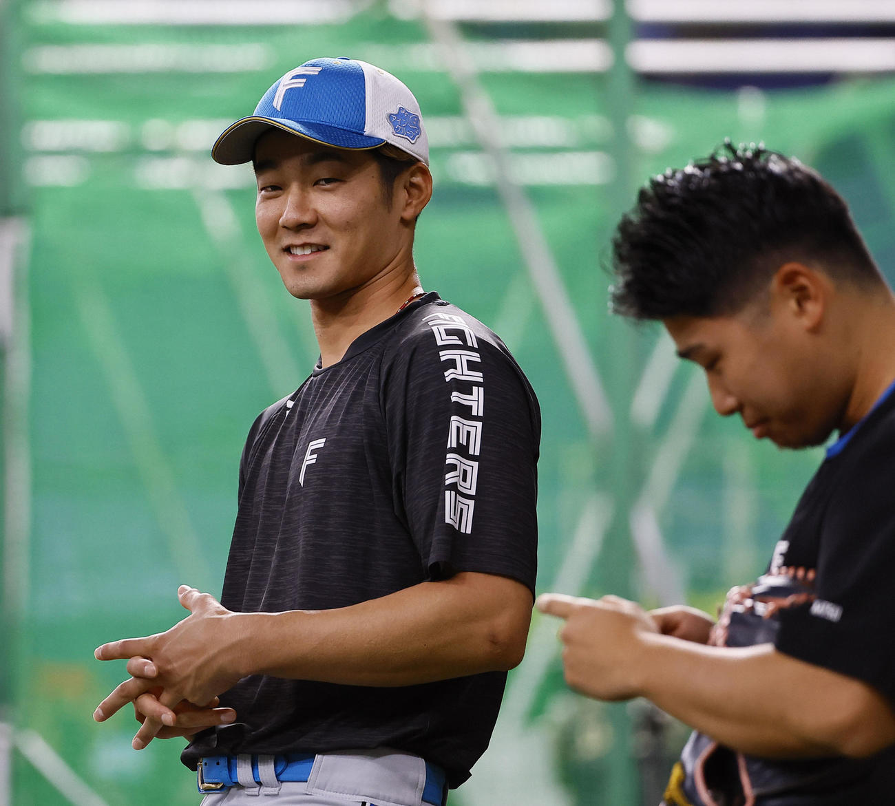 オリックス対日本ハム　練習で笑顔を見せる日本ハム石井（撮影・藤尾明華）