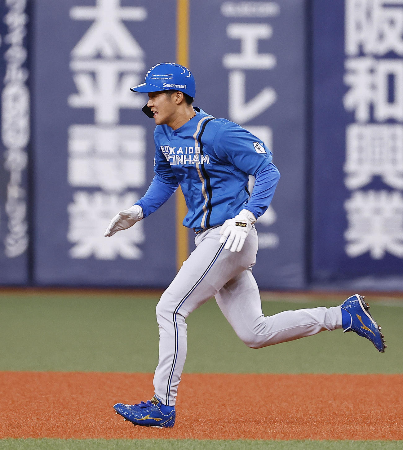 オリックス対日本ハム　6回表日本ハム死一、二塁、万波中正の三ゴロ併殺で二塁へ向かう代走石井（撮影・藤尾明華）