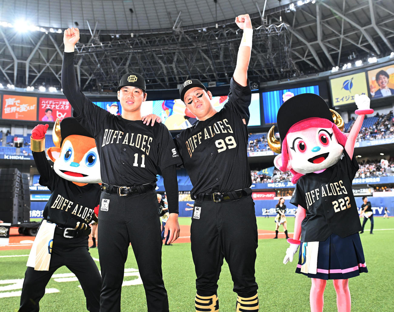 オリックス対日本ハム　昇天ポーズで喜びを表す山下（左）と杉本（撮影・和賀正仁）