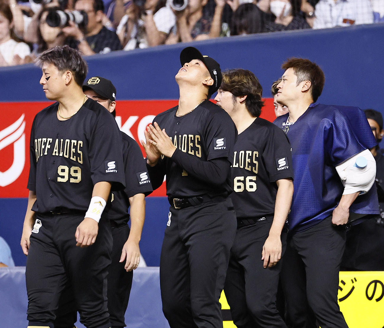 オリックス対日本ハム　今季初勝利を飾り、手をたたきながらベンチを出るオリックス山下（中央）（撮影・藤尾明華）