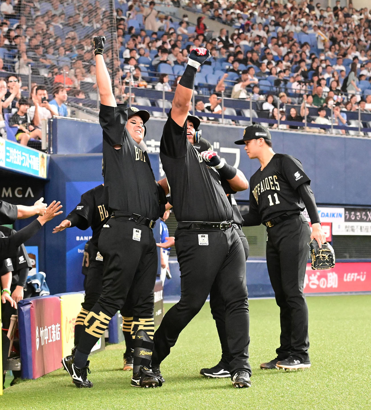 オリックス対日本ハム　4回裏オリックス1死一、二塁、左越えに勝ち越し3点本塁打を放った杉本（左）はセデーニョと昇天ポーズ、右は山下（撮影・和賀正仁）
