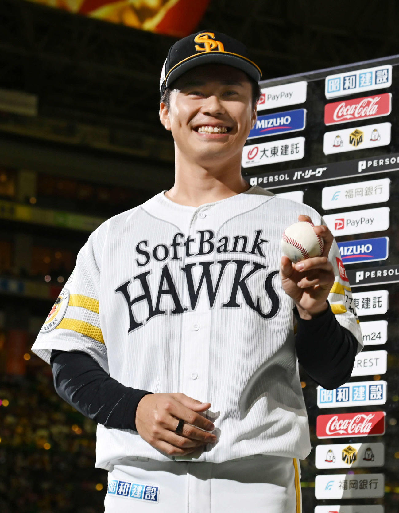ソフトバンク対ロッテ　プロ初勝利を挙げた松本晴はヒーローインタビューでウイニングボールを手に笑顔（撮影・林敢治）