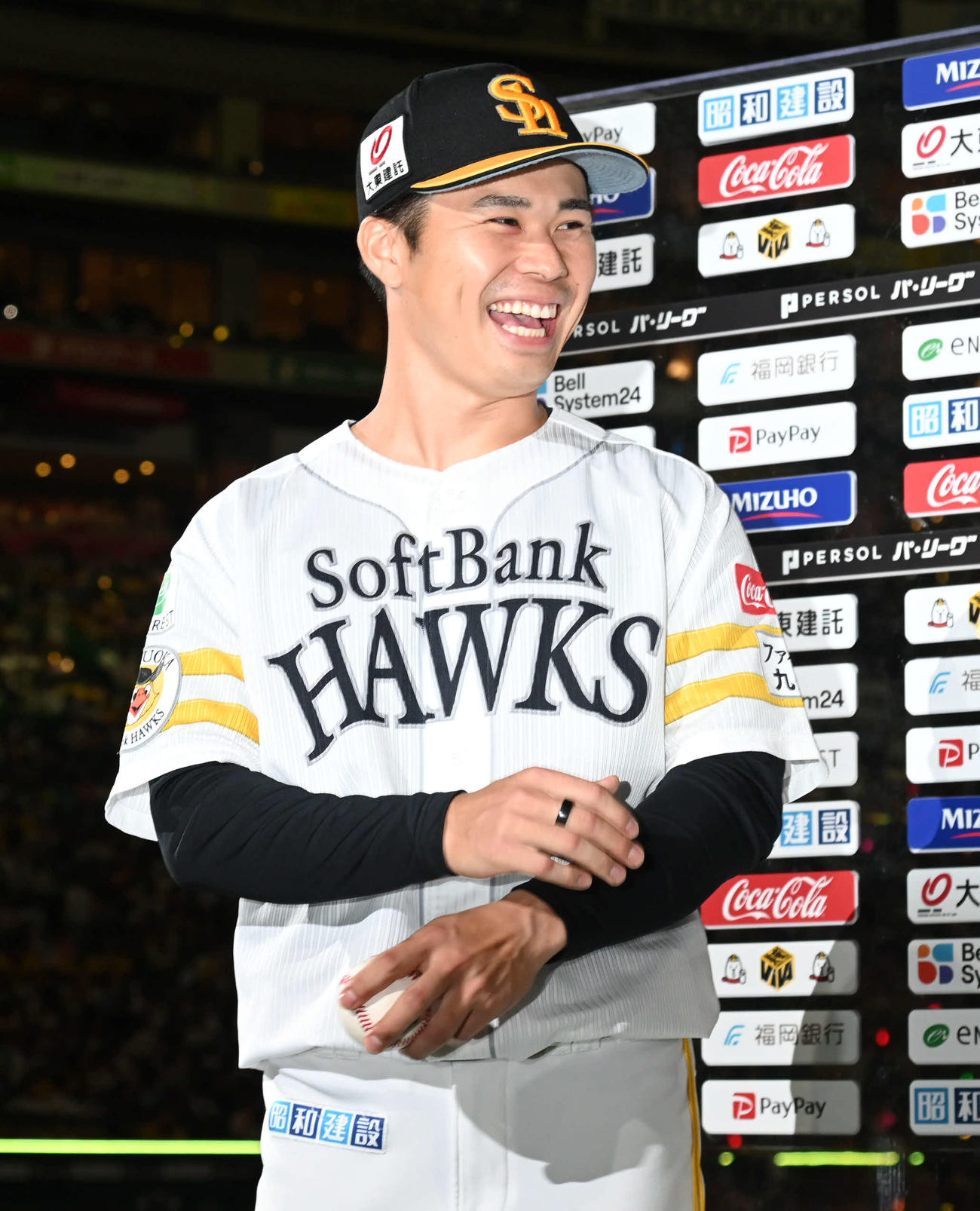 ソフトバンク対ロッテ　プロ初勝利を挙げた松本晴はヒーローインタビューでウイニングボールを手に笑顔（撮影・林敢治）