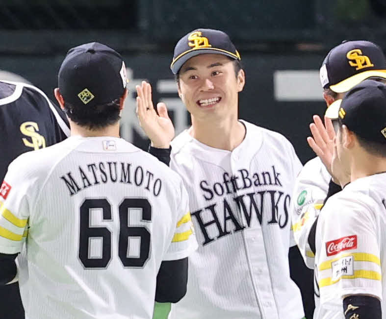 ソフトバンク対ロッテ　プロ初勝利を飾った松本晴は最後を締めた松本裕らを笑顔で出迎える（撮影・梅根麻紀）
