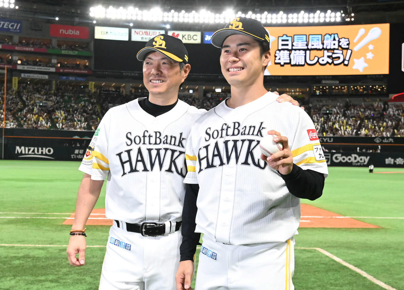 ソフトバンク対ロッテ　プロ初勝利を飾った松本晴（右）は小久保監督と記念撮影（撮影・林敢治）