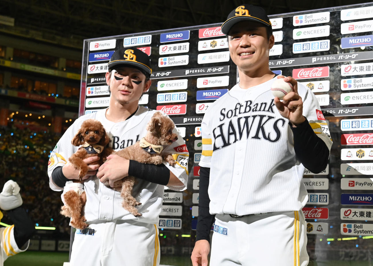 ソフトバンク対ロッテ　撮影に応じる松本晴（右）と牧原大（撮影・林敢治）