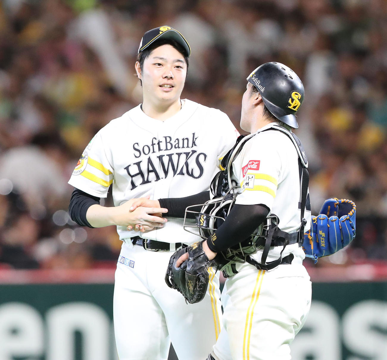 ソフトバンク対ロッテ　9回表ロッテ2死満塁、小川は空振り三振に抑え握手する松本裕（左）と甲斐（撮影・鬼束羽瑠菜）