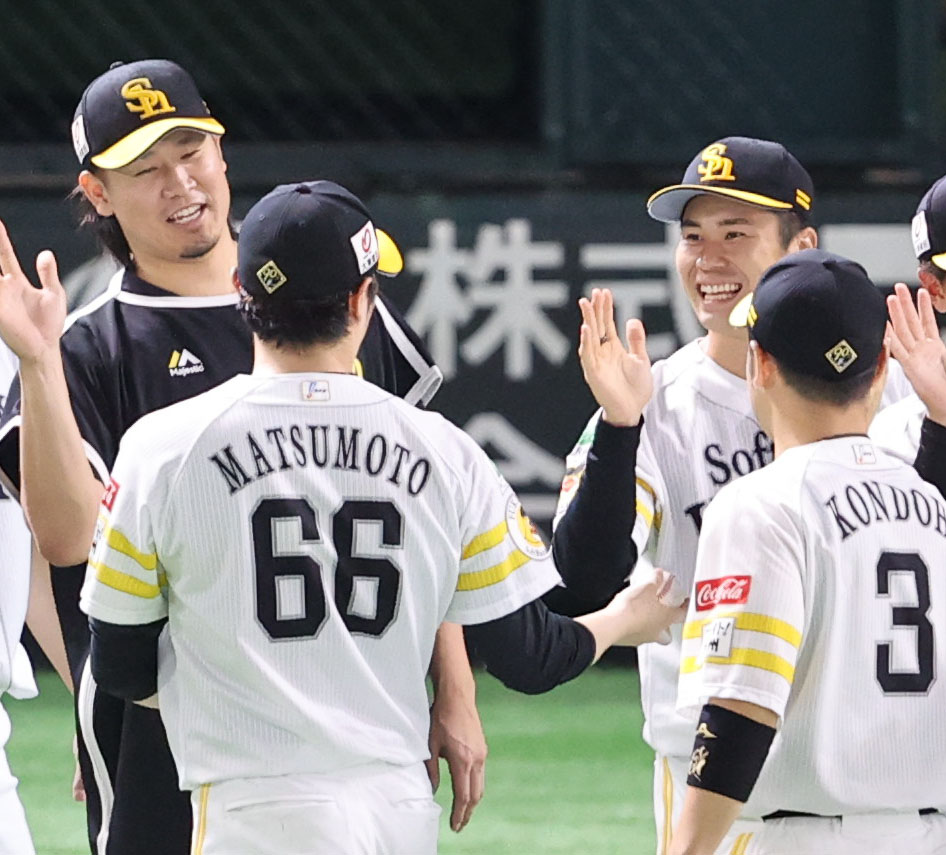 ソフトバンク対ロッテ　プロ初勝利を飾った松本晴は松本裕からウイニングボールを渡される（撮影・梅根麻紀）