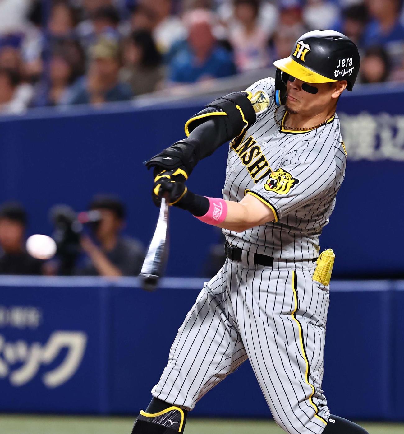 中日対阪神　4回表阪神無死、佐藤輝右前打を放つ（撮影・上田博志）