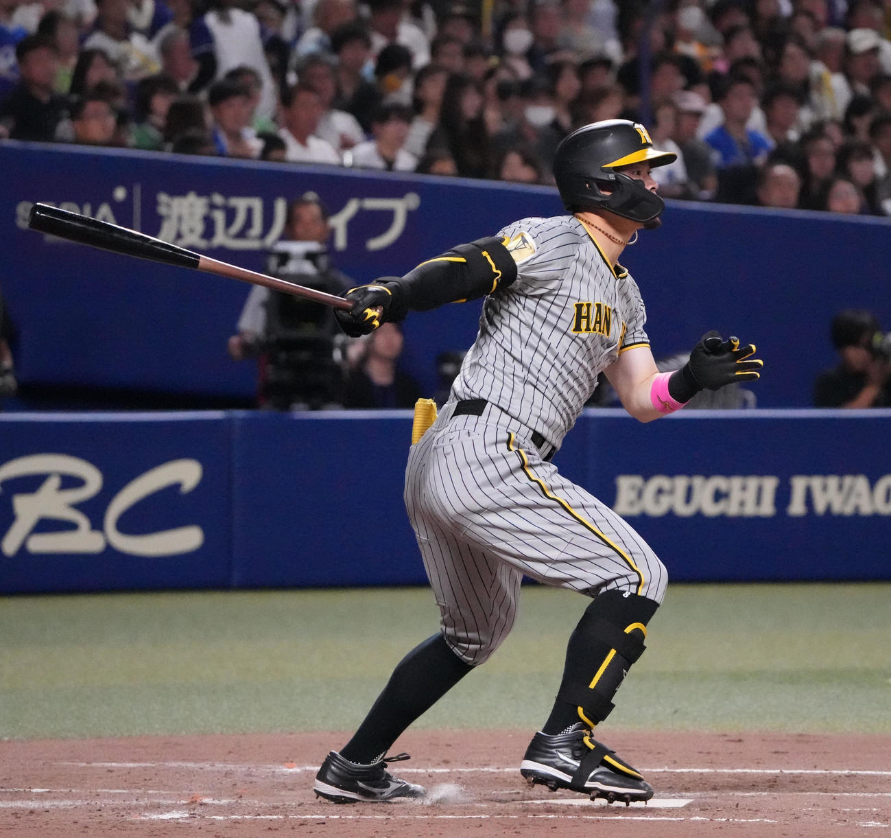 中日対阪神　4回表阪神無死、右前打を放つ佐藤輝（撮影・森本幸一）