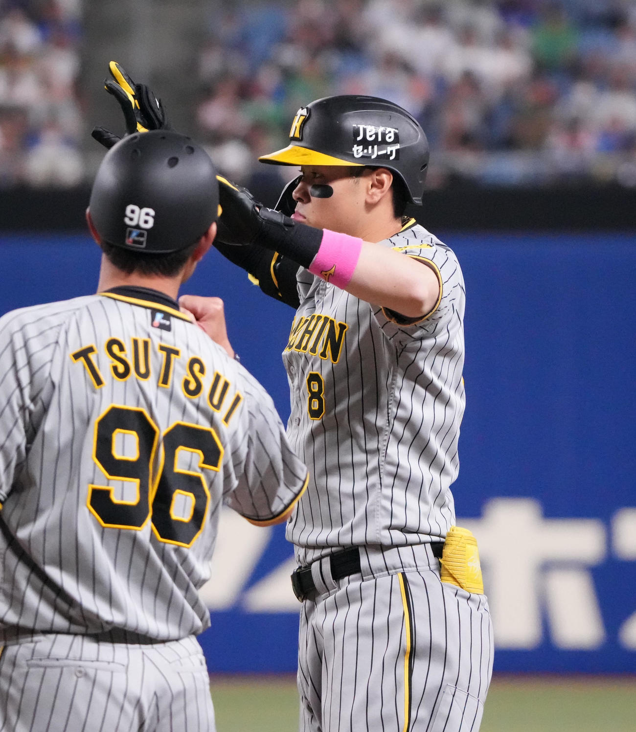 中日対阪神　4回表阪神無死、右前打を放った佐藤輝（右）（撮影・森本幸一）