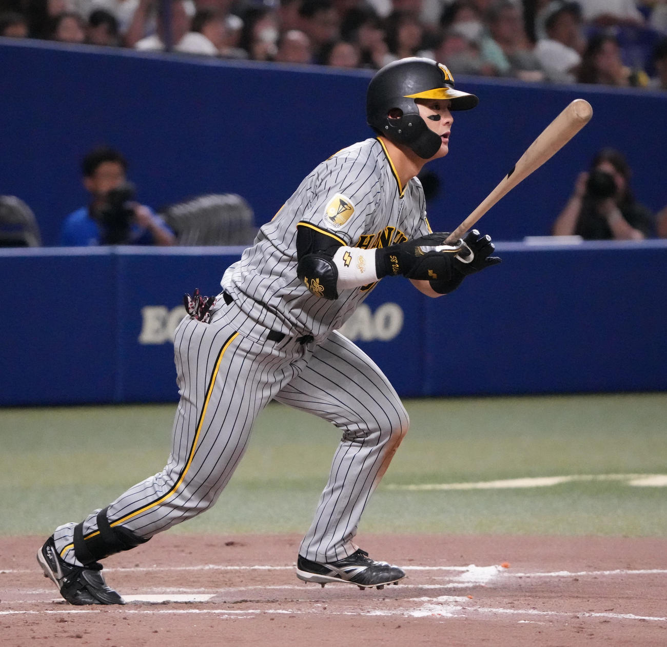 中日対阪神　8回表阪神2死一塁、右適時二塁打を放つ前川（撮影・森本幸一）