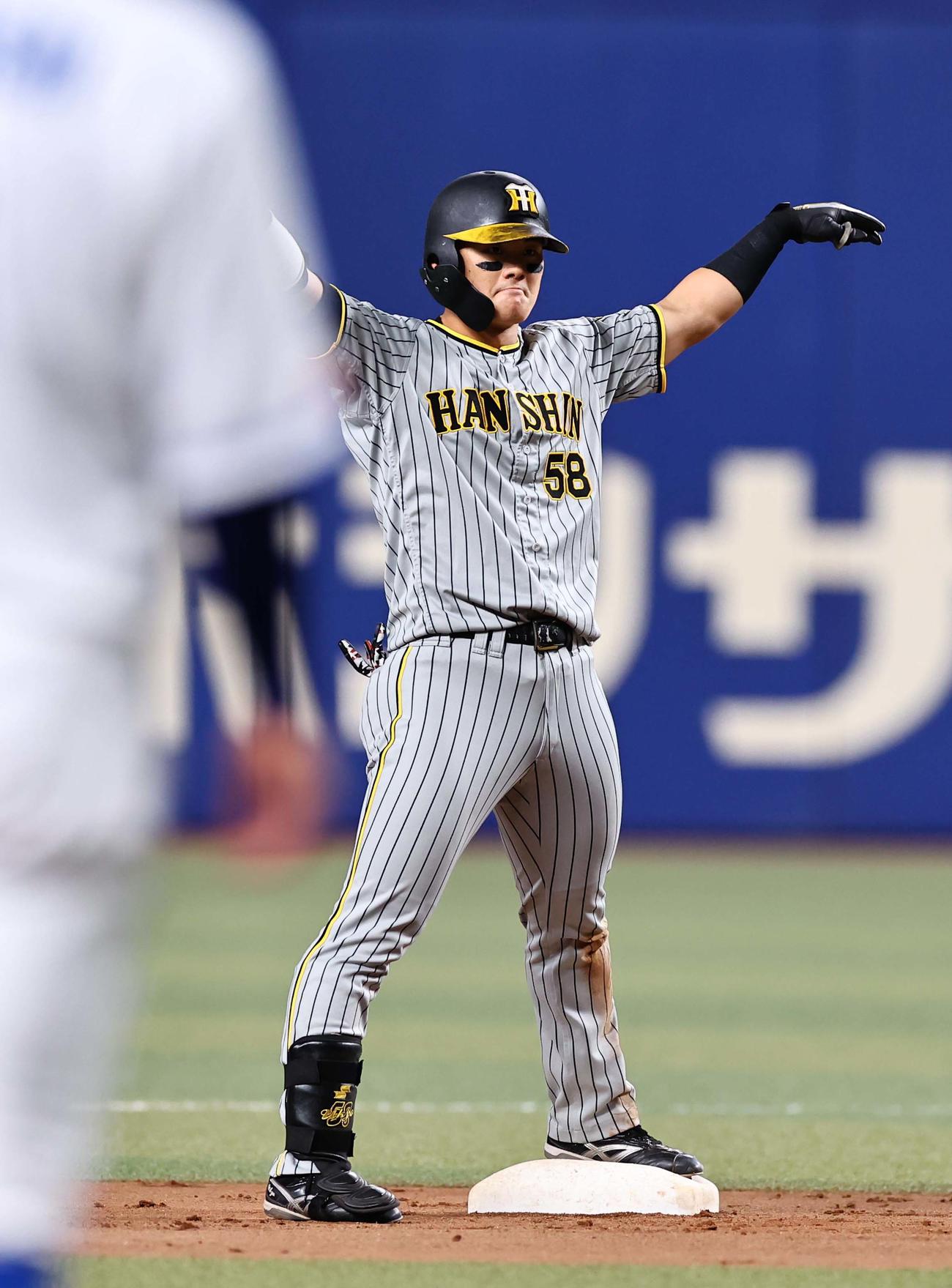 中日対阪神　8回表阪神2死一塁、前川は適時二塁打を放つ（撮影・上田博志）